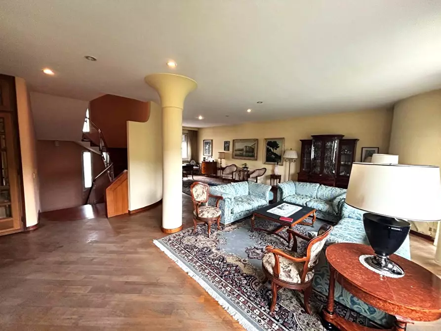 Immagine 2 di Villa in vendita  a Empoli