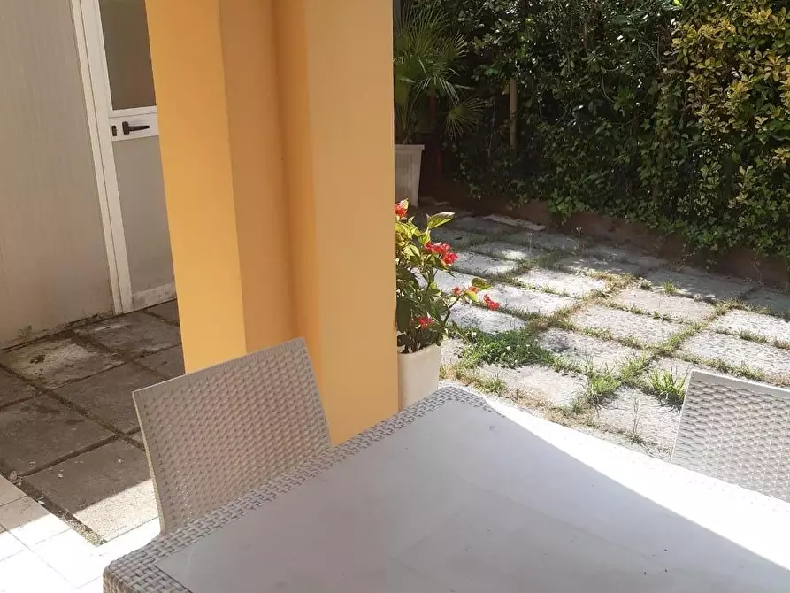 Immagine 9 di Villetta a schiera in vendita  a Montignoso