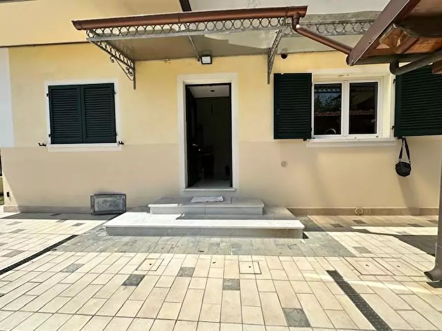 Immagine 11 di Appartamento in vendita  a Camaiore