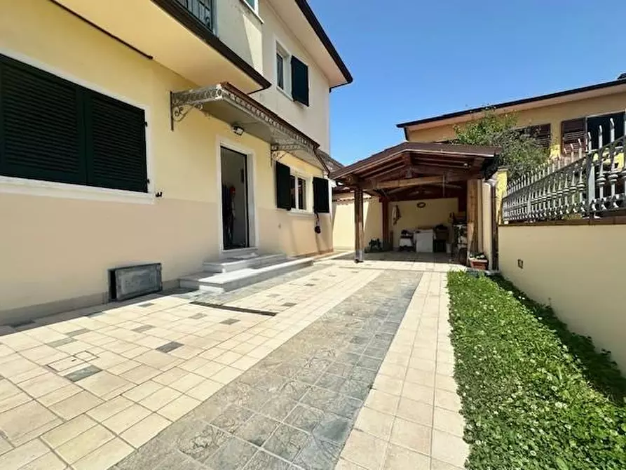 Immagine 12 di Appartamento in vendita  a Camaiore