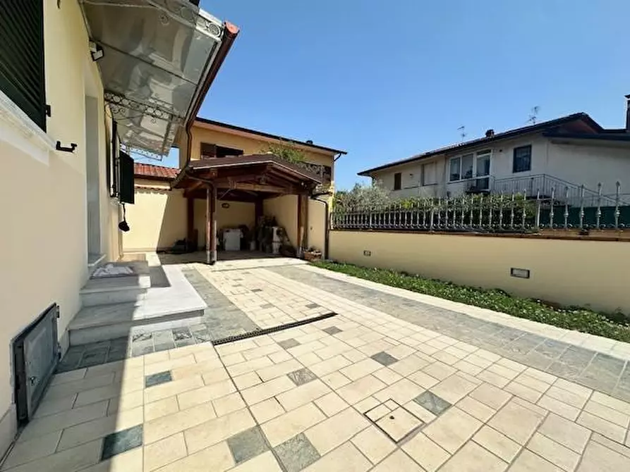 Immagine 13 di Appartamento in vendita  a Camaiore