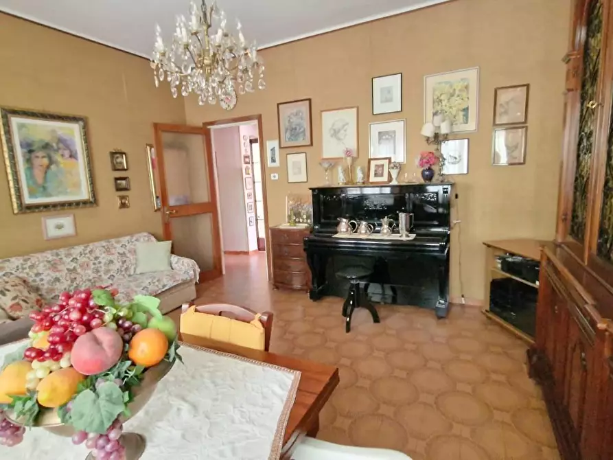 Immagine 2 di Villa in vendita  a Carrara