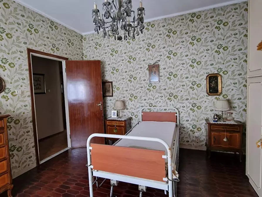 Immagine 11 di Villa in vendita  a Carrara