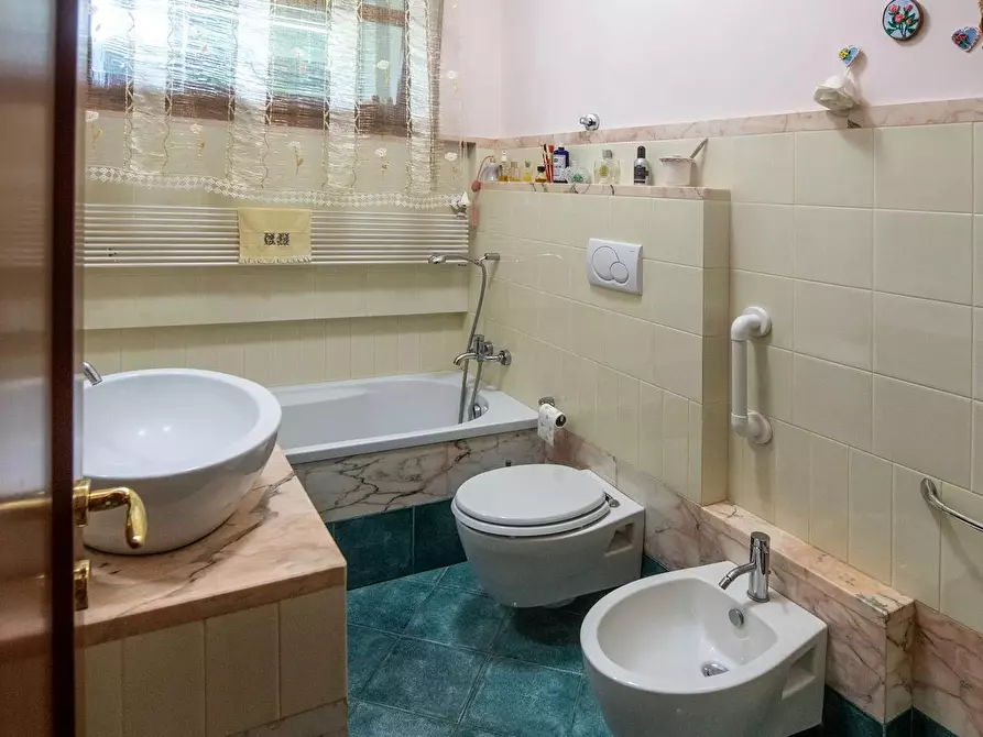 Immagine 12 di Appartamento in vendita  a Siena