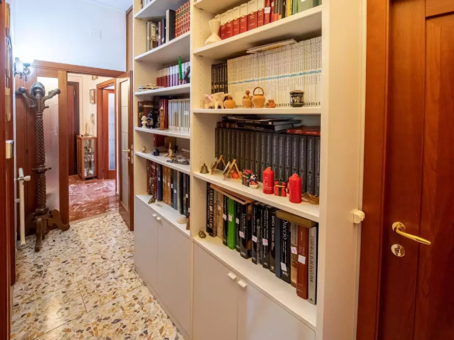 Immagine 11 di Appartamento in vendita  a Siena