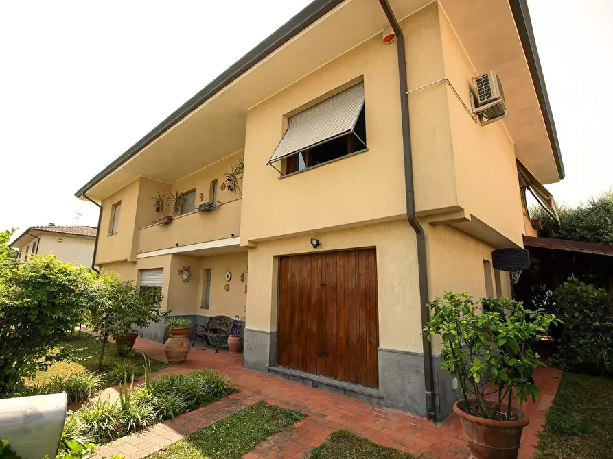 Immagine 1 di Villa in vendita  a Lucca