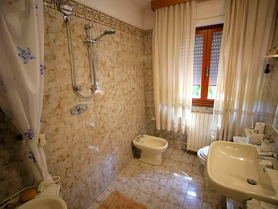 Immagine 13 di Villa in vendita  a Lucca