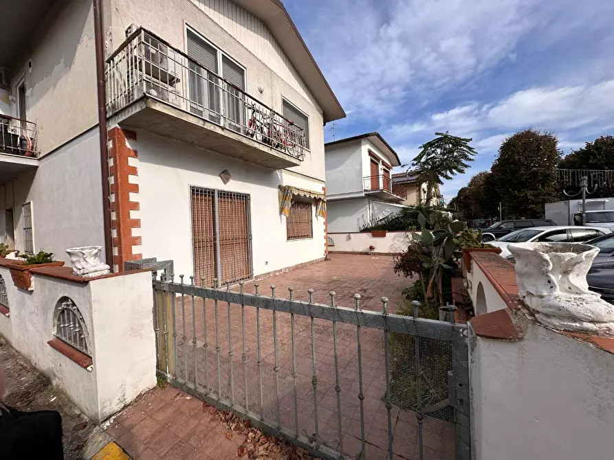 Immagine 58 di Appartamento in vendita  a Viareggio