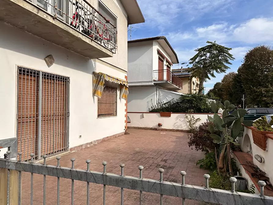 Immagine 61 di Appartamento in vendita  a Viareggio