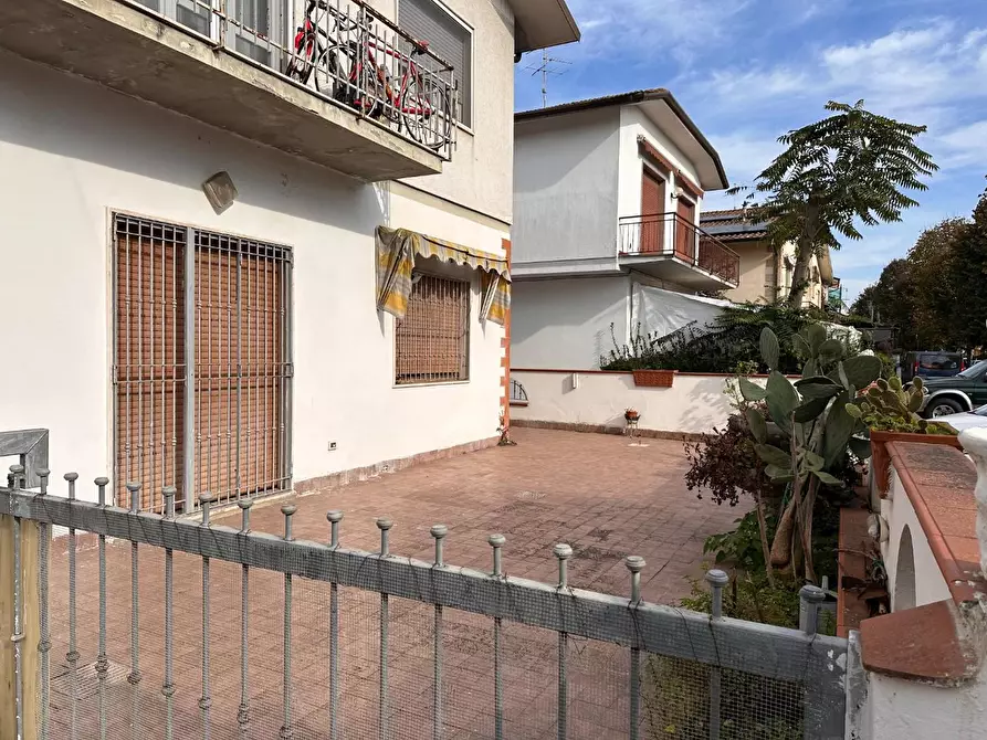 Immagine 60 di Appartamento in vendita  a Viareggio