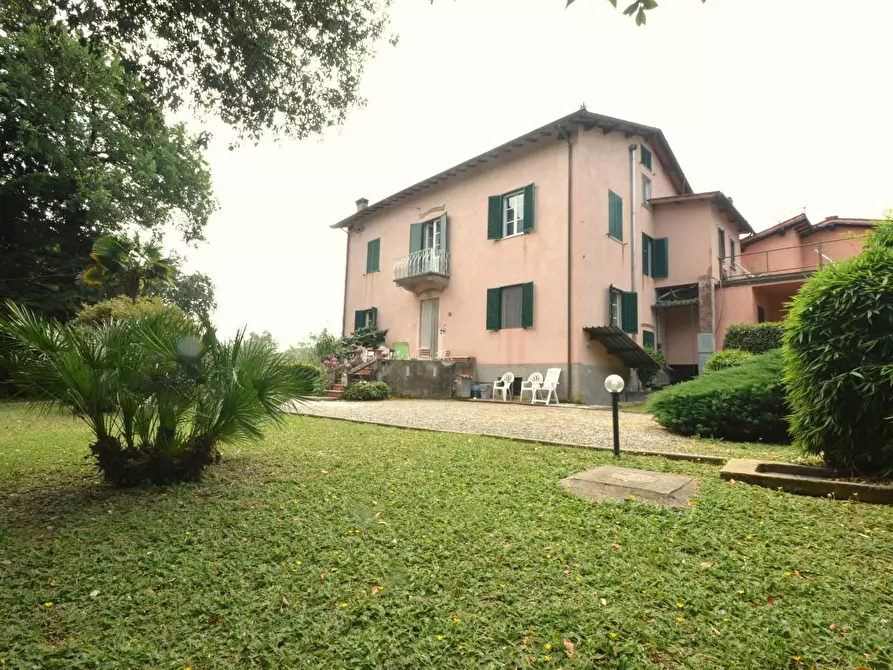Immagine 1 di Casa bifamiliare in vendita  a Lucca