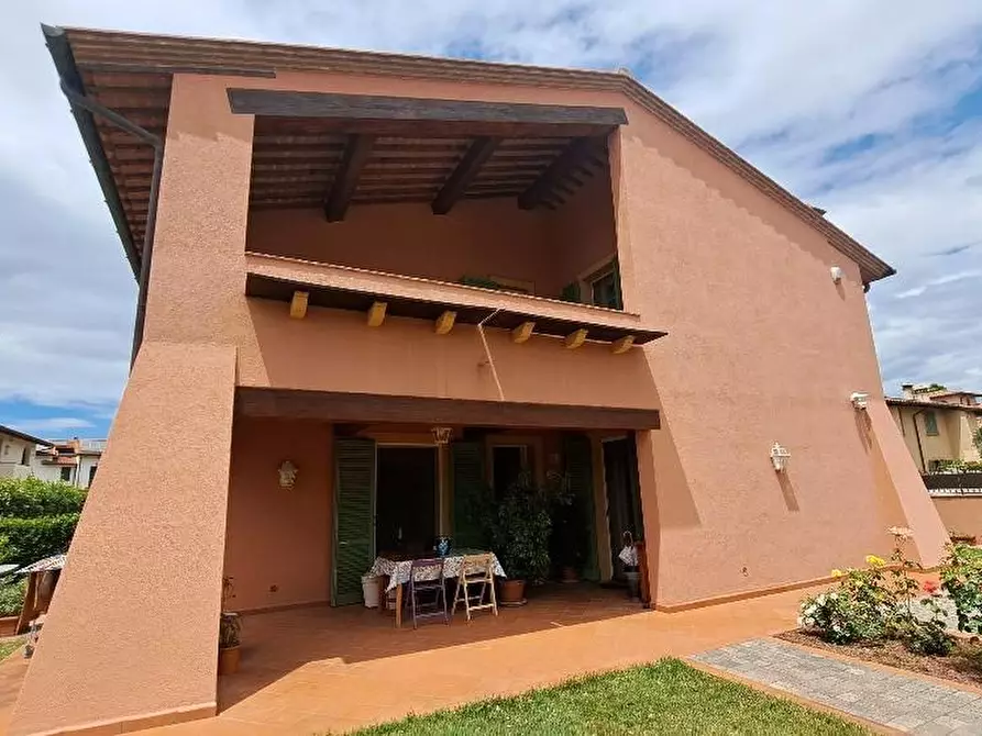 Immagine 2 di Casa bifamiliare in vendita  a Calcinaia