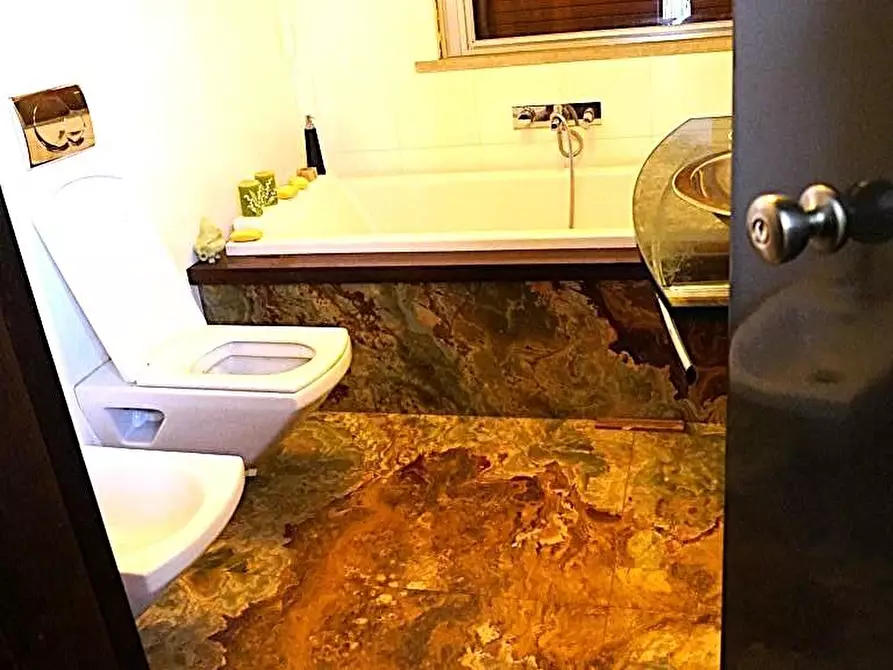 Immagine 28 di Villa in vendita  a Lucca