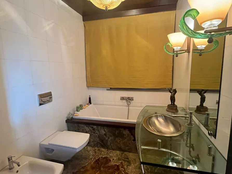 Immagine 16 di Villa in vendita  a Lucca