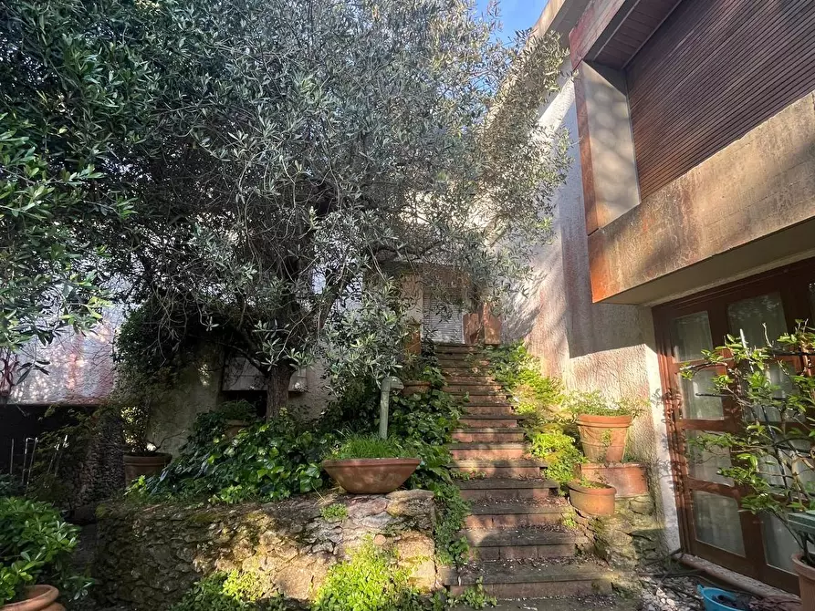 Immagine 2 di Villa in vendita  a Lucca