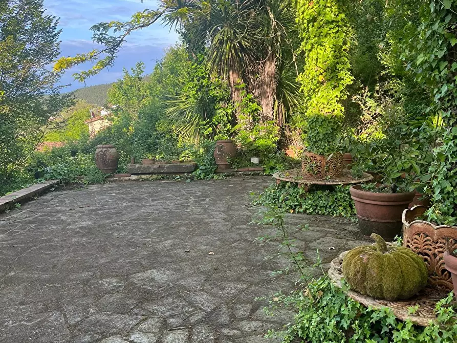 Immagine 1 di Villa in vendita  a Lucca