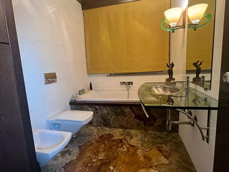 Immagine 13 di Villa in vendita  a Lucca