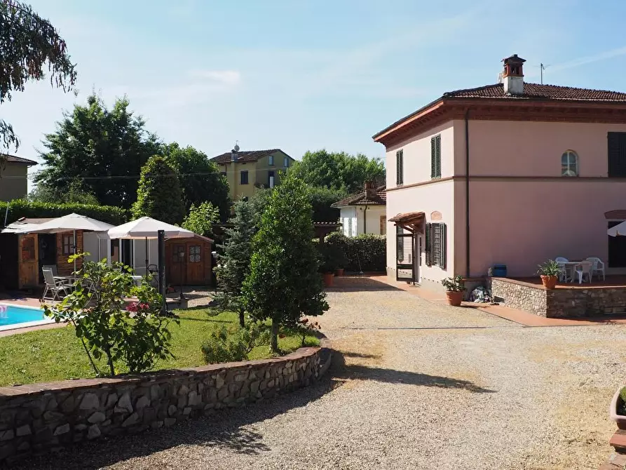 Immagine 3 di Villa in vendita  a Capannori