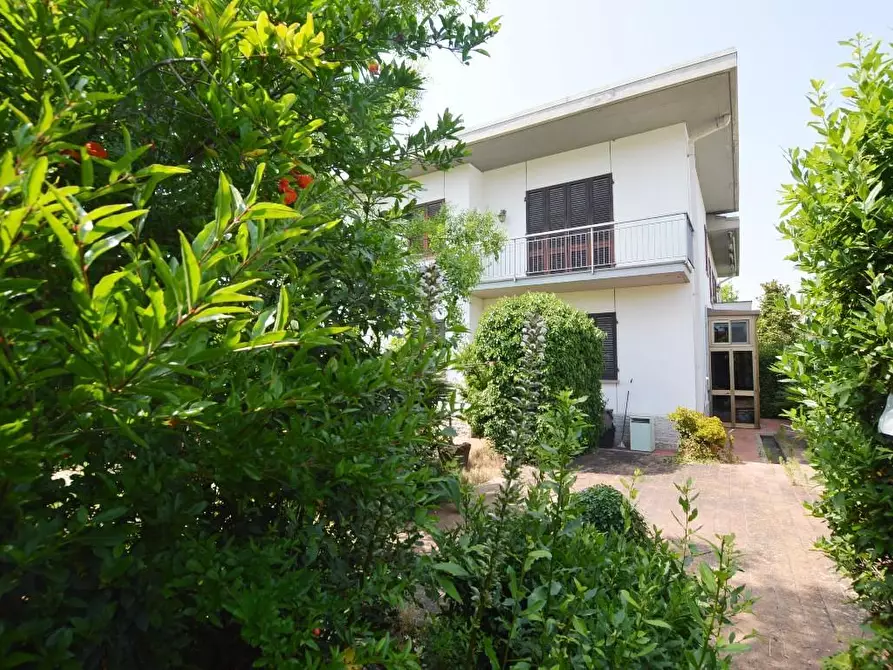 Immagine 6 di Villa in vendita  a San Giuliano Terme