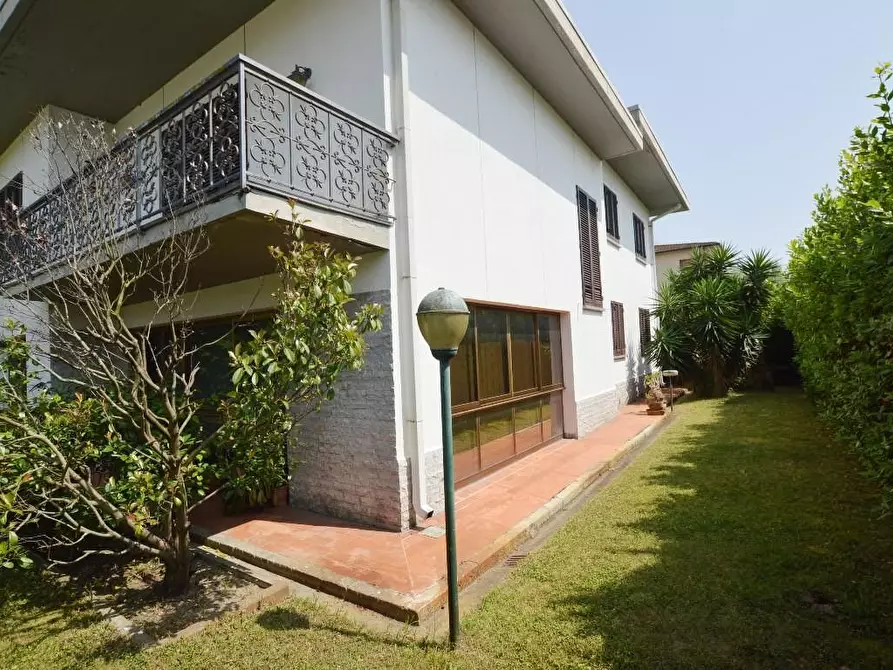 Immagine 2 di Villa in vendita  a San Giuliano Terme