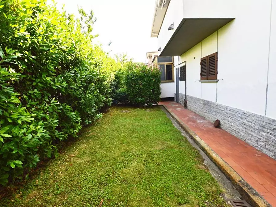 Immagine 5 di Villa in vendita  a San Giuliano Terme