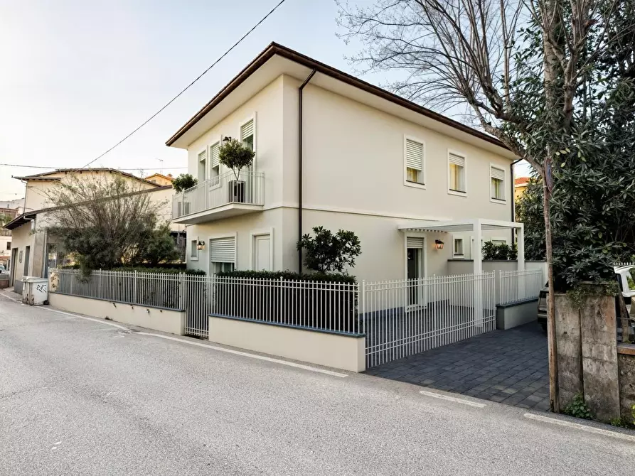 Immagine 2 di Casa bifamiliare in vendita  a Camaiore