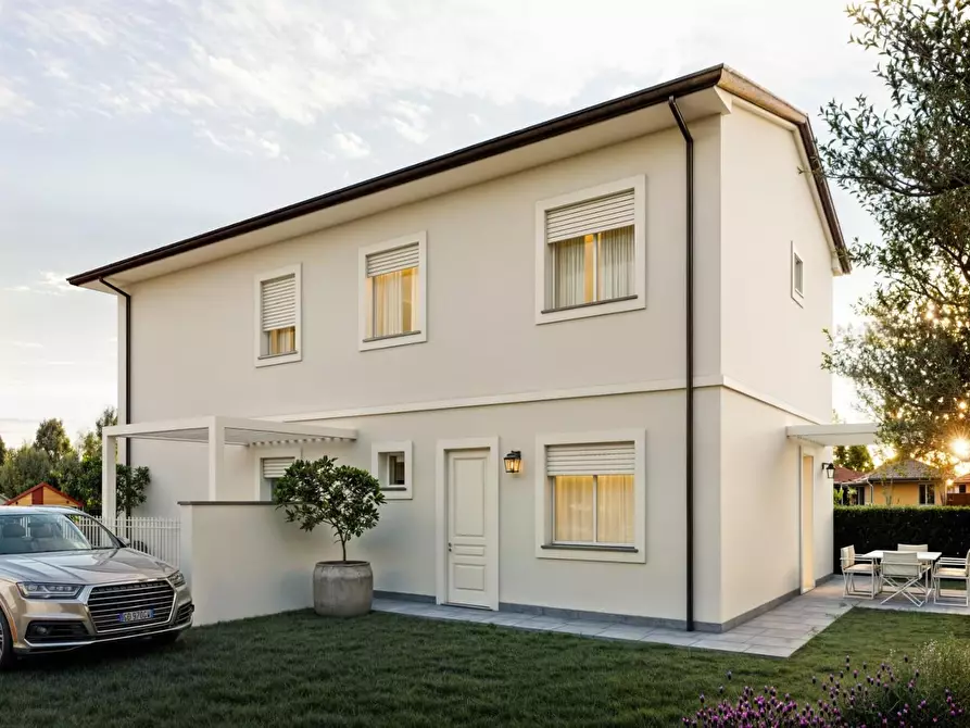 Immagine 1 di Casa bifamiliare in vendita  a Camaiore