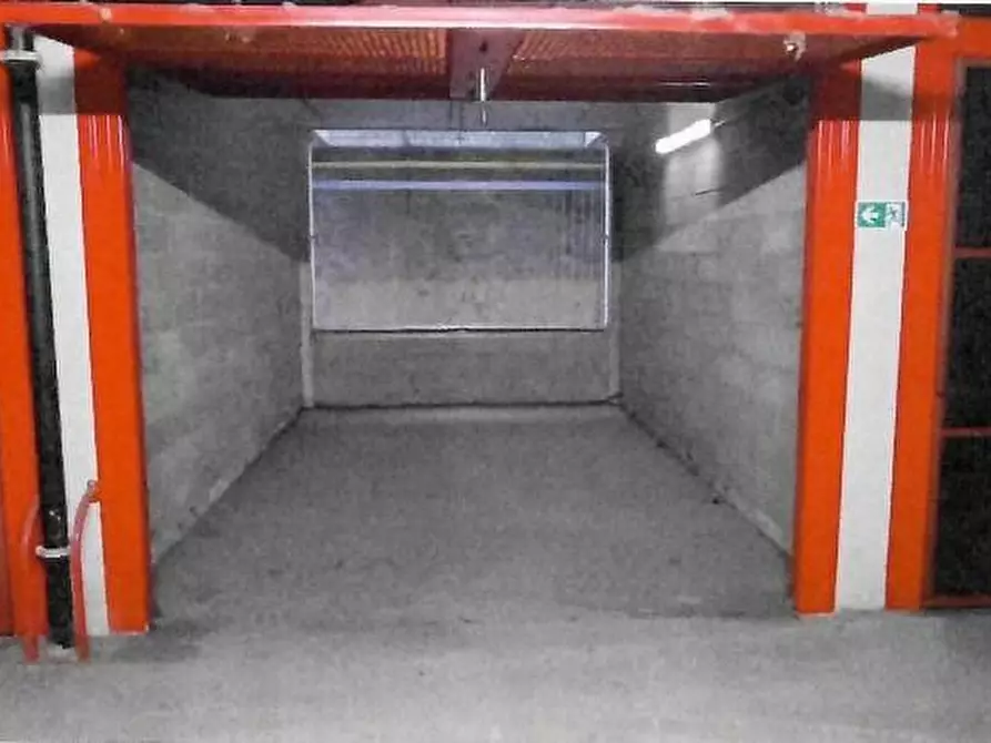 Immagine 1 di Garage in vendita  a Milano