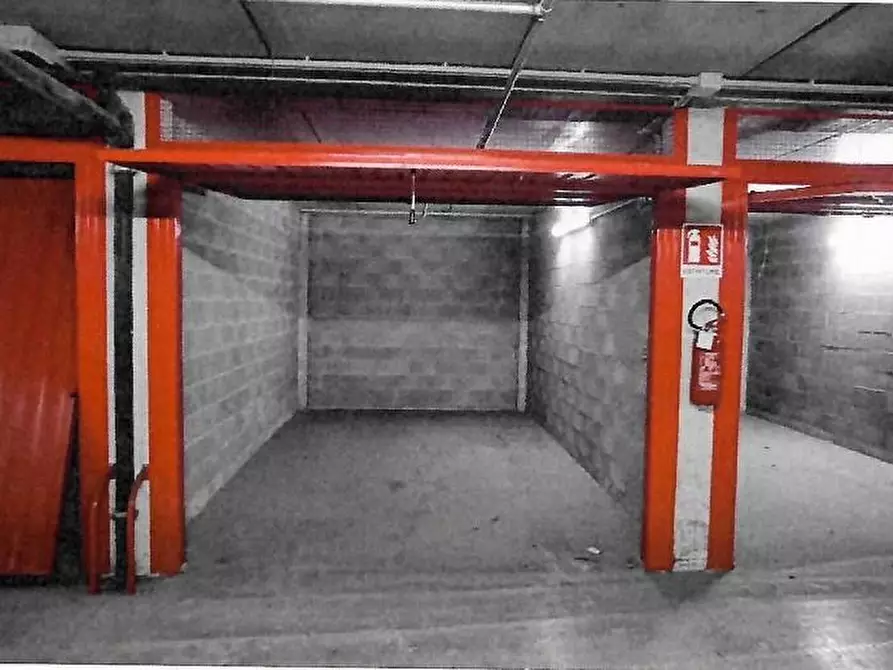 Immagine 1 di Garage in vendita  a Milano
