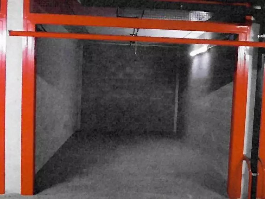 Immagine 1 di Garage in vendita  a Milano