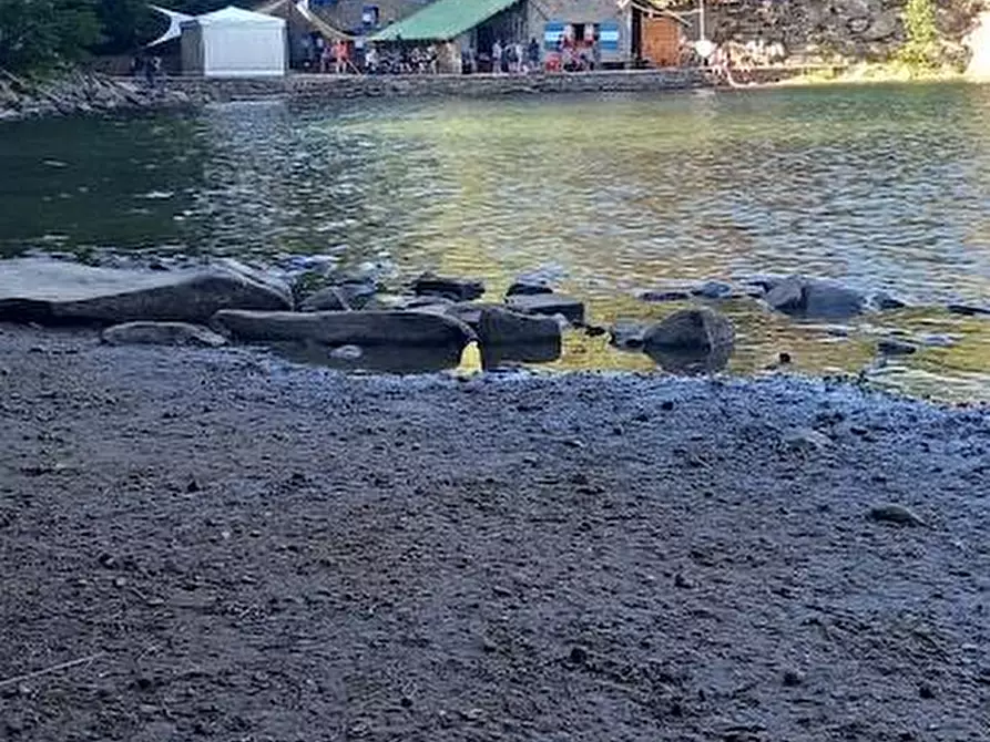 Immagine 11 di Villa in vendita  a Carrara