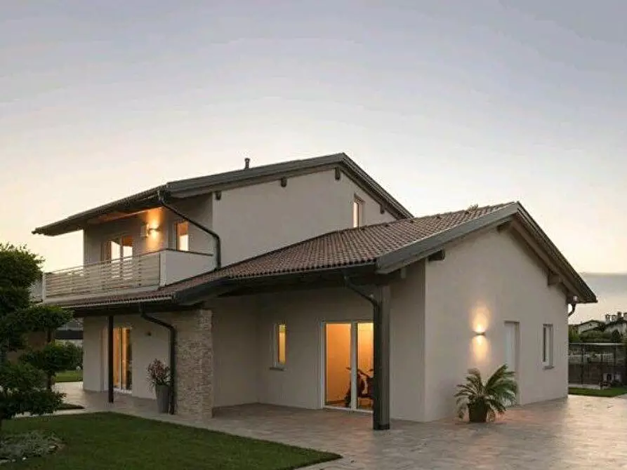 Immagine 2 di Villa in vendita  a Carrara