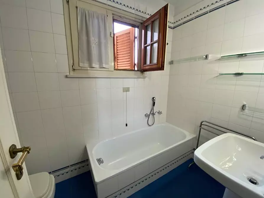 Immagine 12 di Appartamento in vendita  a Viareggio