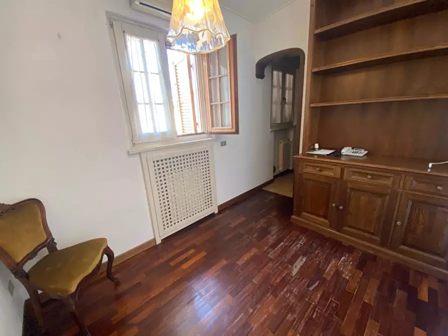 Immagine 11 di Appartamento in vendita  a Viareggio