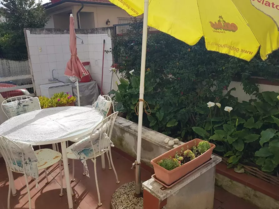 Immagine 2 di Villetta a schiera in vendita  a Viareggio