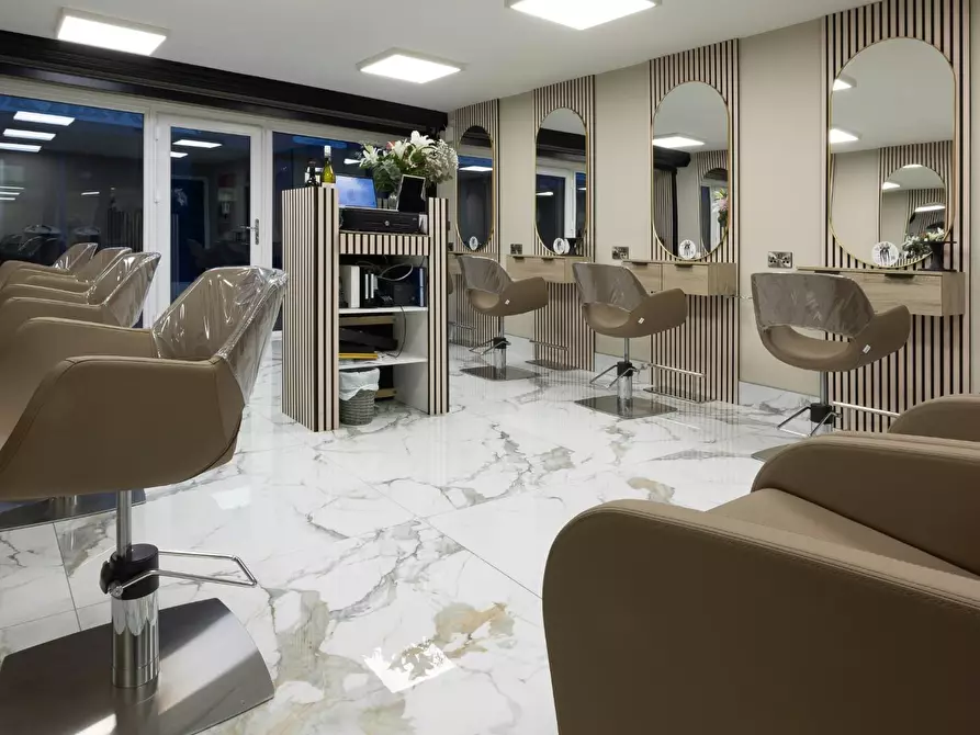 Immagine 9 di Locale commerciale in vendita  a Empoli