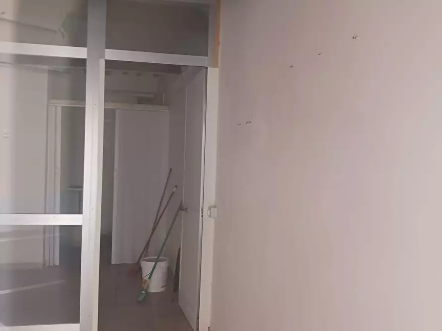 Immagine 4 di Locale commerciale in affitto  a Calcinaia