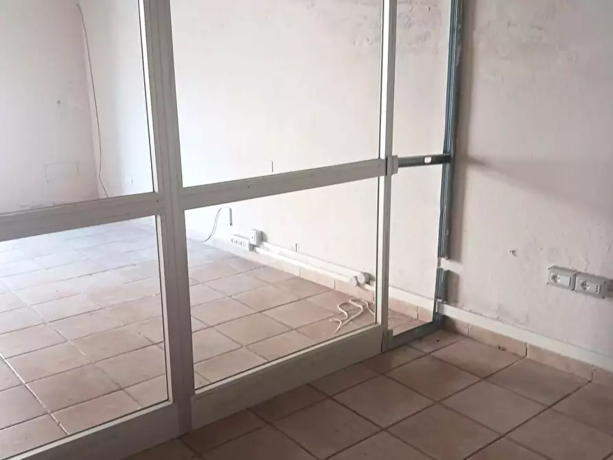 Immagine 3 di Locale commerciale in affitto  a Calcinaia