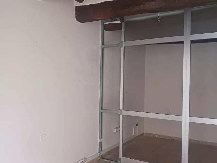 Immagine 2 di Locale commerciale in affitto  a Calcinaia