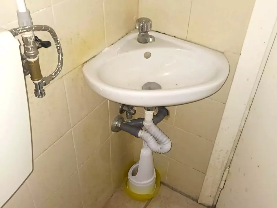 Immagine 5 di Locale commerciale in affitto  a Calcinaia