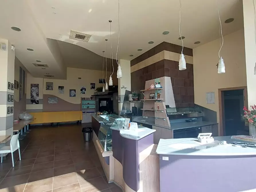 Immagine 1 di Locale commerciale in vendita  a Pontedera