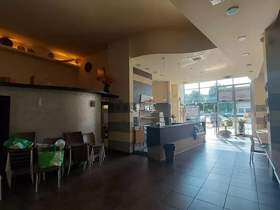 Immagine 2 di Locale commerciale in vendita  a Pontedera