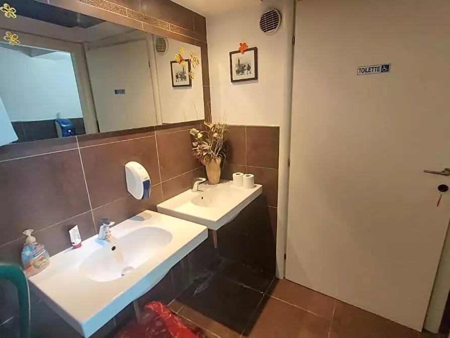 Immagine 5 di Locale commerciale in vendita  a Pontedera