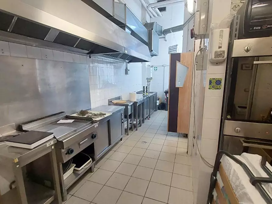 Immagine 4 di Locale commerciale in vendita  a Pontedera