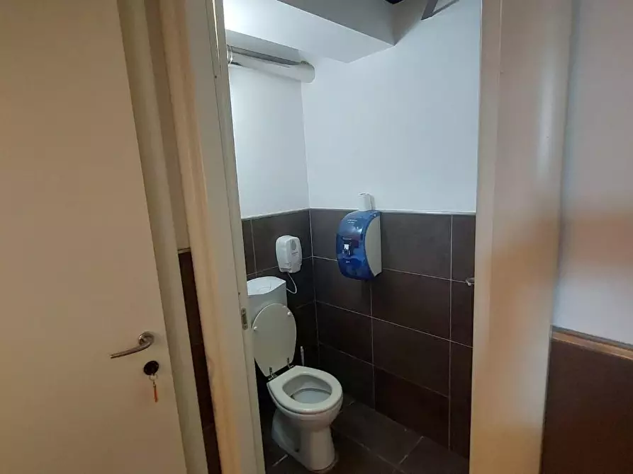 Immagine 6 di Locale commerciale in vendita  a Pontedera