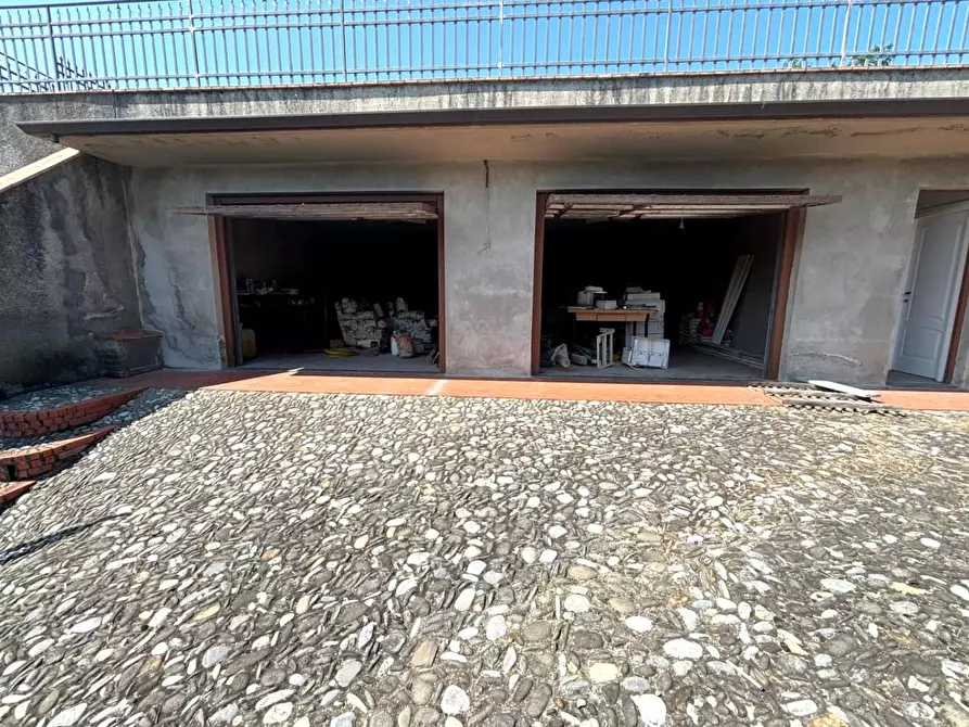 Immagine 28 di Villa in vendita  a Lucca