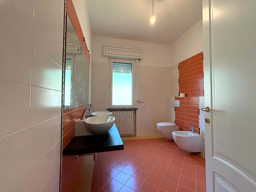 Immagine 11 di Villa in vendita  a Lucca