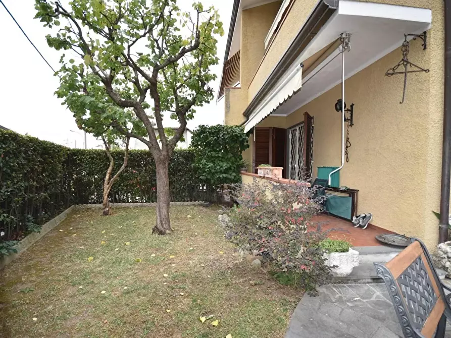 Immagine 7 di Casa trifamiliare in vendita  a Pietrasanta