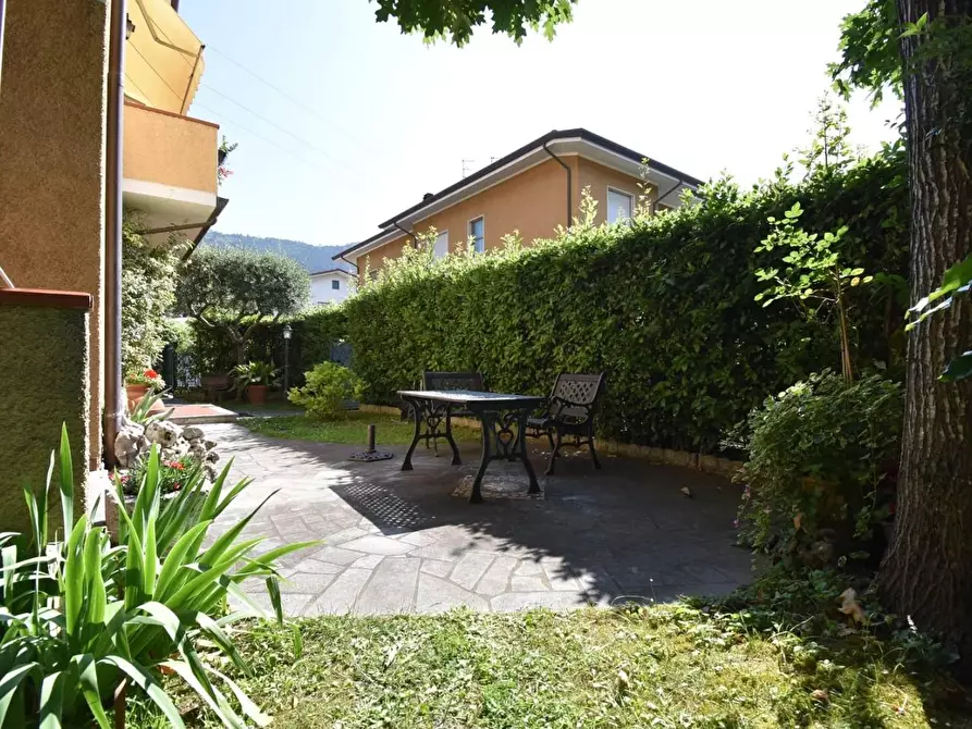 Immagine 15 di Casa trifamiliare in vendita  a Pietrasanta