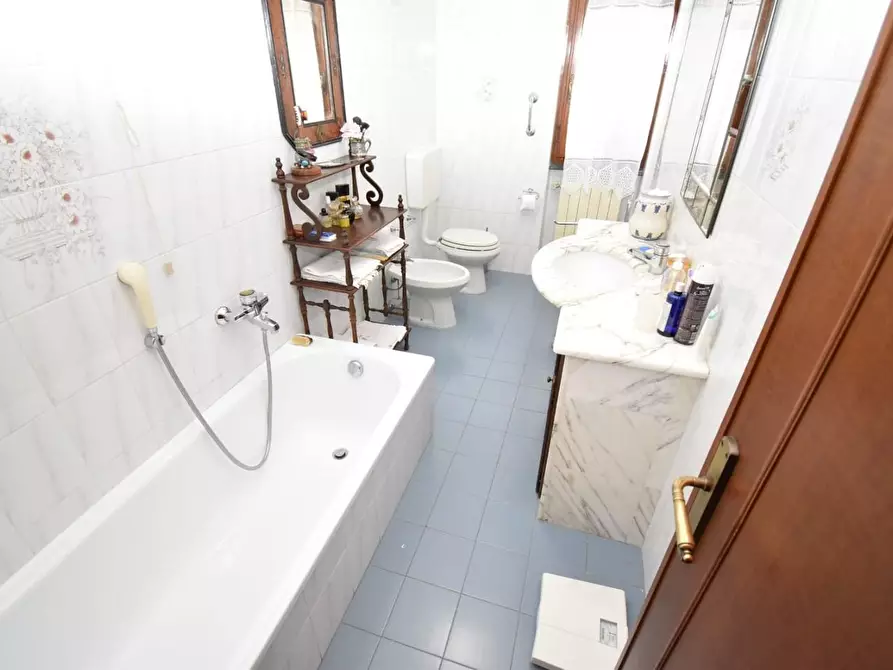 Immagine 2 di Casa trifamiliare in vendita  a Pietrasanta